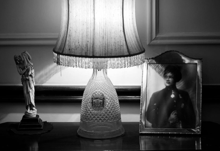 01_PrincePradyotDebBurmanroyalhouse.hellomagazine.blackandwhite.lamp.selfportrait.jpg